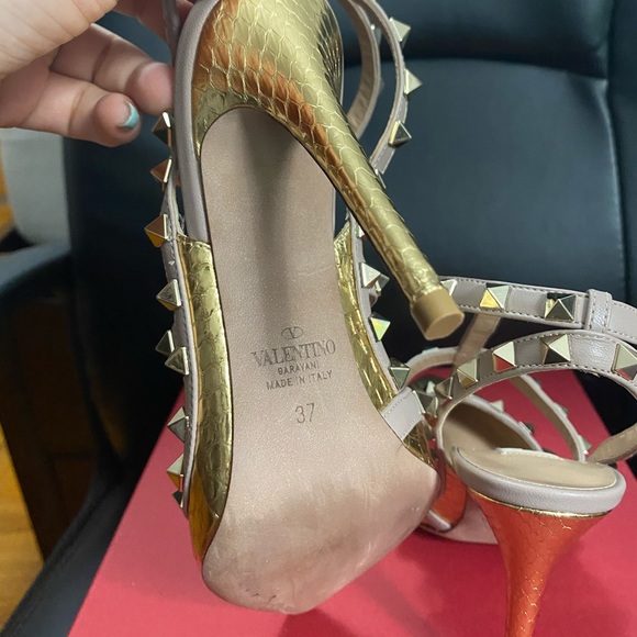 Valentino Garavani RockStud gold ankle strap pump - Picture 5 of 8